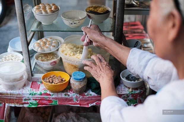 Food-on-hang-bac-street