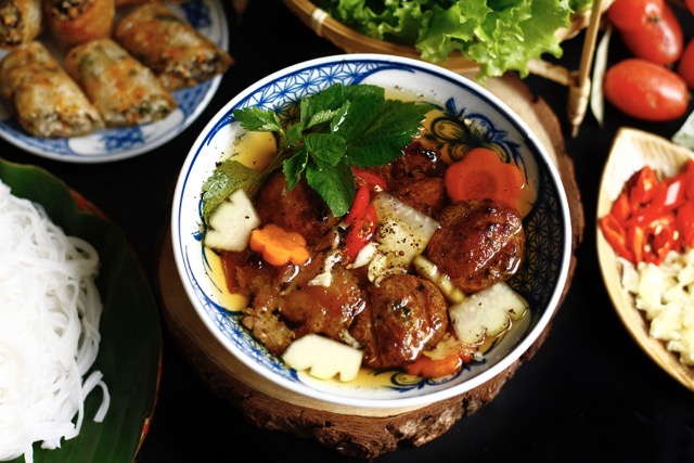 Hanoi-vermicelli-with-grilled-pork-a-typical-dish-that-foreigners-should-try