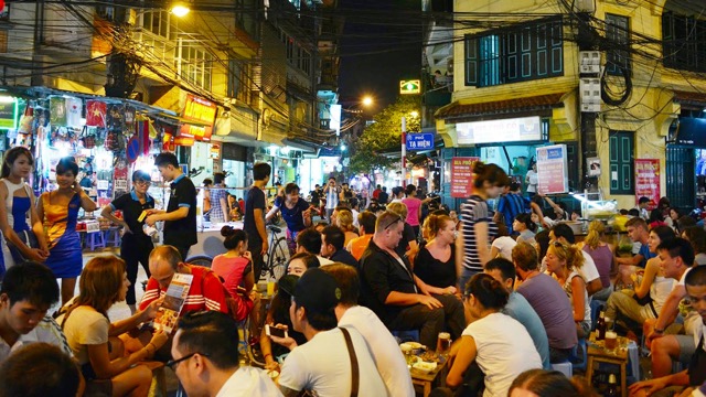 Old-quarter-ta-hien-corner-1