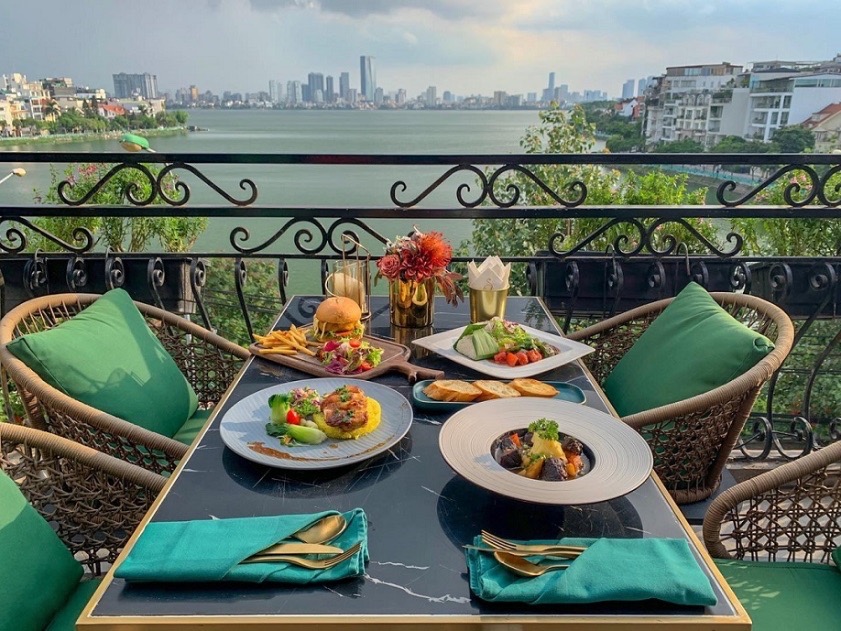 This-area-boasts-numerous-upscale-cafe-and-restaurants-with-direct-views-of-the-lake