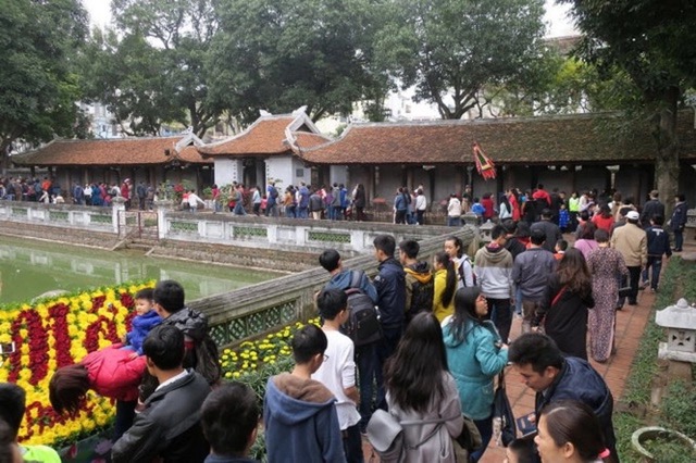 Vietnamese-visitors-are-very-interested-in-the-temple-of-literature-hanoi-opening-hours