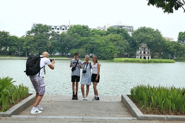 Explore-hoan-kiem-lake