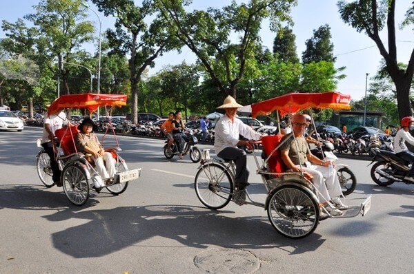 Rent-a-cyclo-to-explore-hoan-kiem-lake