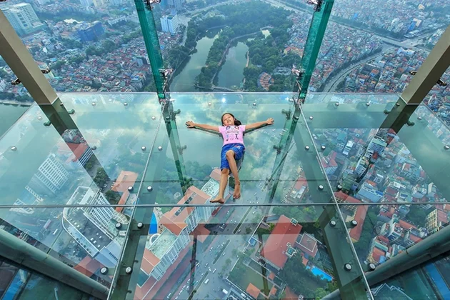 At-the-lotte-tower-observation-deck-you-can-walk-on-glass-at-272-meters-high