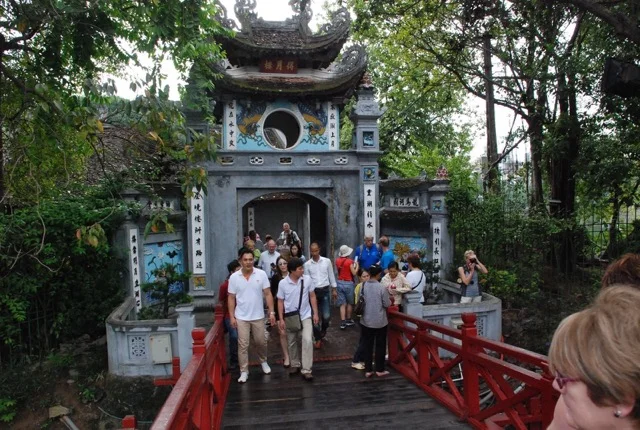 Not-only-foreign-tourists-but-also-many-vietnamese-visitors-come-to-ngoc-son-temple-when-they-have-the-chance-to-visit-hanoi