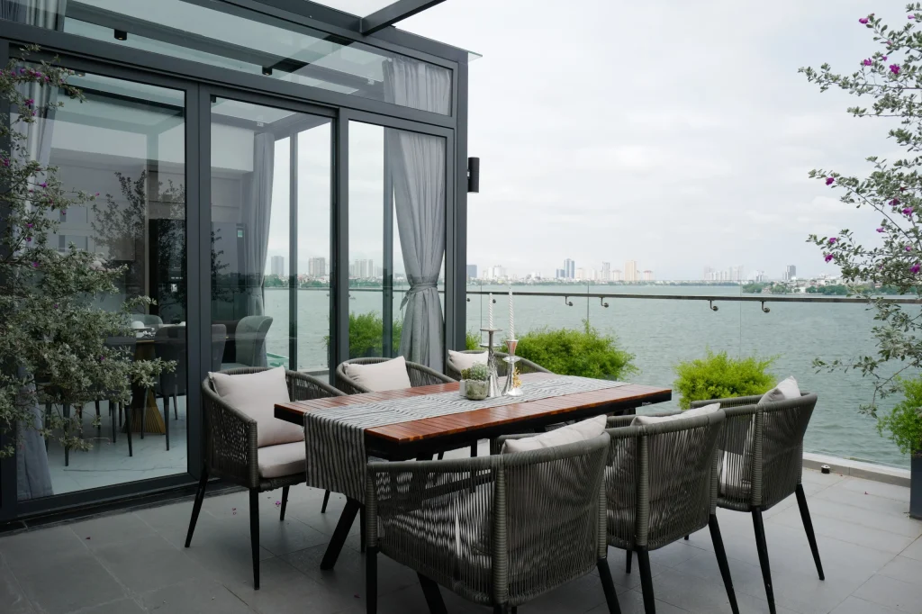 Private-and-relaxing-west-lake-view-from-the-apartment