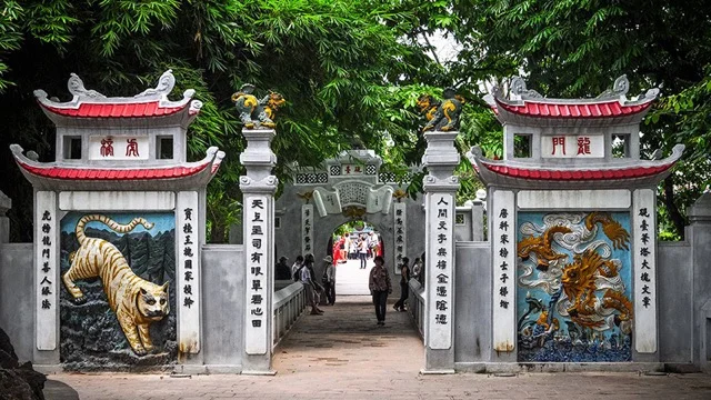 The-tam-quan-gate-features-an-architectural-style-that-blends-confucianism-buddhism-and-taoism