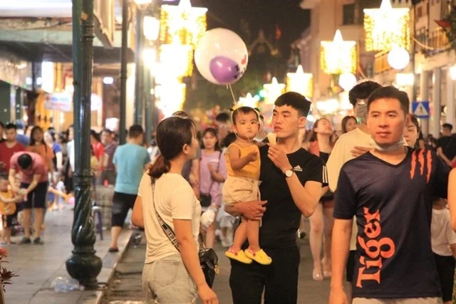 Weekend-evenings-at-hoan-kiem-lake-are-filled-with-many-interesting-activities