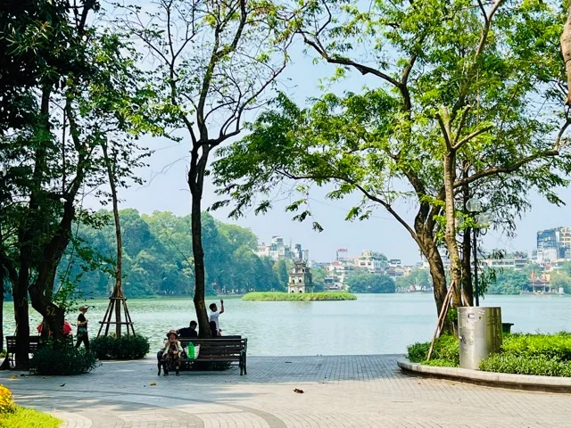 What-is-it-about-hoan-kiem-lake-hanoi-that-makes-tourists-so-fascinated-1